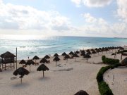 Intenso mantenimiento de las playas públicas en Cancún