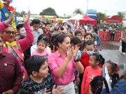 Celebra Ana Paty Peralta Día del Niño con hijos de bomberos y policías