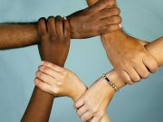 Escritoras exponen racismo y discriminación por tonos de piel