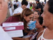 Mara Lezama entrega tarjetas para que 476 familias transformen sus viviendas