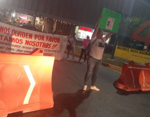 Realizan bloqueo madres buscadoras de Q. Roo por joven desaparecido en Cancún