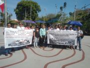 Protestan maestros del Siteqroo durante festejos del Día del Trabajo contra su dirigente