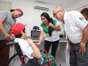 Entrega Blanca Merari sillas de ruedas donadas por el Rally Maya y Fundación Alejo Peralta