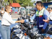 Lili Campos entrega equipo a trabajadores de Servicios Públicos de Solidaridad