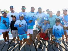 Blanca Merari Tziu da disparo de salida a embarcaciones del torneo de pesca en el marco del festival del día de la Marina en PM