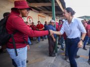 Equipa Ana Paty Peralta a trabajadores de Parques y Áreas Jardinadas