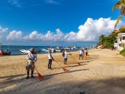 Gobierno de Solidaridad recupera playa «El Recodo» con arena de sargazo