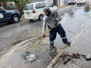 Cuadrillas limpian alcantarillas y eliminan encharcamientos de calles de Solidaridad