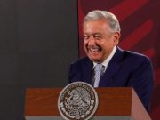 AMLO se burla de críticas a libros de texto: «Ven comunistas por todos lados, así como los OVNIS»