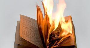 Opinión | El miedo que quema libros | Palabra en movimiento | Gaby Cruz
