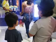 Niños abandonados en cine de Cancún dejan el CAT y son entregados a familiares