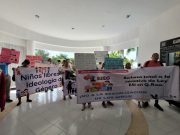 Protestan padres de familia en la SEQ contra los libros de texto