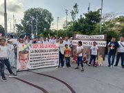 Religiosos protestan y rompen libros de texto gratuitos en Cancún