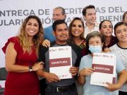 Atestigua Marybel Villegas entrega de escrituras en Cancún