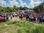 Bloquean carretera en FCP para exigir pago a la SICT