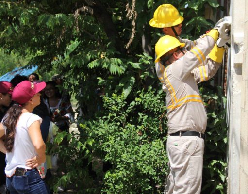 Ana Paty Peralta atestigua instalación de medidores en colonia Jericó