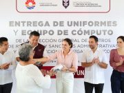 Entrega Ana Paty Peralta uniformes y equipo de cómputo para personal del Centro de Retención y Juzgados Cívicos