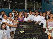 Reconocen Lili Campos a luchador social con placa conmemorativa en estadio de béisbol