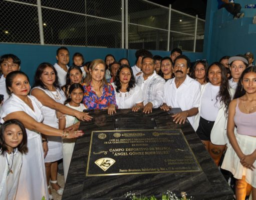 Reconocen Lili Campos a luchador social con placa conmemorativa en estadio de béisbol