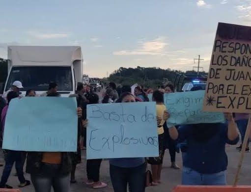 Bloquean habitantes de Juan Sarabia carretera Chetumal-Escárcega; acusan daños a sus casas por detonaciones del Tren Maya
