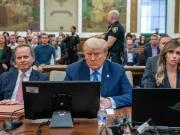 Testifica Donald Trump y confronta al juez