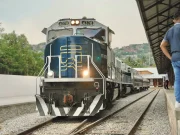 Publica AMLO decreto que antepone servicio de trenes de pasajeros al de carga