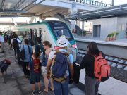Ovacionan testigos llegada del Tren Maya a Cancún y al presidente López Obrador
