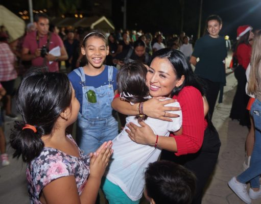 Enciende Blanca Merari la Navidad en Puerto Morelos y Leona Vicario