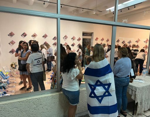 Instalan 40 sillas de esperanza en Casa de Cultura; exigen liberación de rehenes