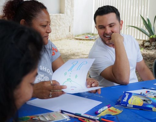 Visita Pablo Bustamante a familias que acuden a cursos en FARO