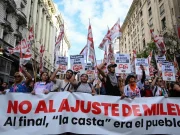 Furia de argentinos ante las privatizaciones de Milei