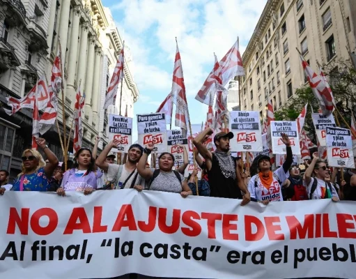 Furia de argentinos ante las privatizaciones de Milei