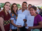 Entrega Mara Lezama 224 títulos de propiedad en Isla Mujeres, «papelito habla», les dijo