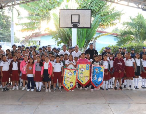 «Chepe» Contreras deseó éxito a los estudiantes de Bacalar en este regreso a clases