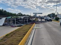 Vientos ocasionados por el “Norte” tiran postes, anuncios y árboles en Cancún