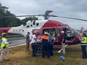 Trasladan en helicóptero a personas que requieren atención médica luego de trágico accidente