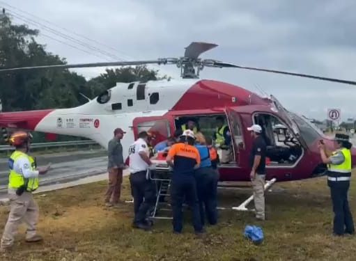 Trasladan en helicóptero a personas que requieren atención médica luego de trágico accidente