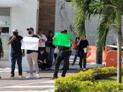 Se manifiestan operadores de Uber frente a oficinas en Cancún