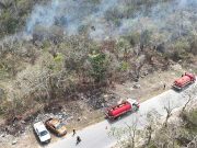 Atienden bomberos de Tulum incendio que afecta al menos 2 hectáreas