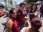 Gino Segura recorre Isla Mujeres arropado de su gente