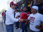 Gino Segura recorre Puerto Morelos y presenta sus propuestas