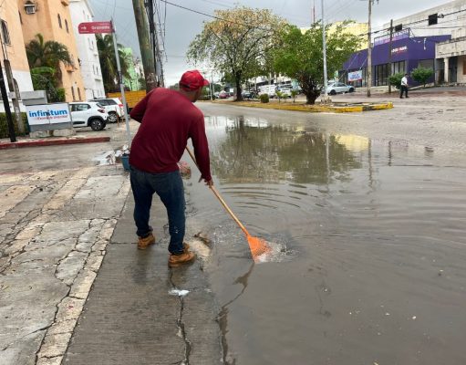 Atienden estragos lluvias y fuertes vientos en calles de Cancún