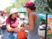 Ana Paty Peralta recibe respaldo de los cancunenses en su recorrido por el tianguis de la SM 227