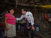 Habitantes de la comunidad de San Francisco, en el municipio de Lázaro Cárdenas, reciben y respaldan a Gino Segura