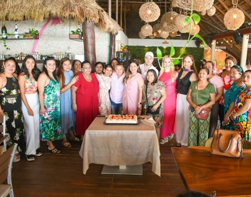 Más de 200 mujeres en Playa del Carmen se suman al movimiento “Por ella, por todas” en apoyo de Claudia Sheinbaum