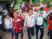 Gino Segura dialoga con vecinos del municipio de Lázaro Cárdenas