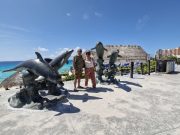 Suman otro atractivo en parador de playa “Delfines”, de Cancún: una estatua proveniente del parque de “Las Palapas”