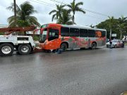 Sancionan a operador de autobús que usó la banqueta para evitar el tráfico en Cancún