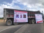 Bloquean transportistas carretera Chetumal-Bacalar; piden a Sedena responder por «sus empresarios protegidos»