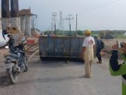 Bloquean trabajadores del Tren Maya carretera por falta de pagos salariales